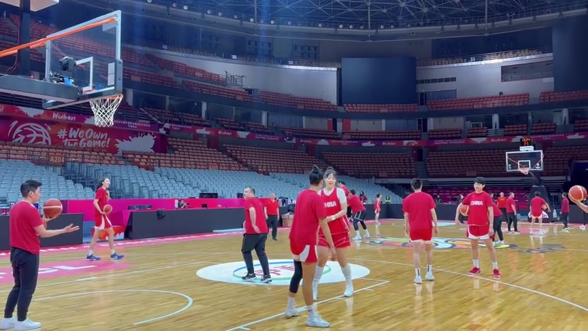 S15比赛压注-事无巨细！世界杯资格赛休赛日 宫鲁鸣在训练中亲自指导防守细节